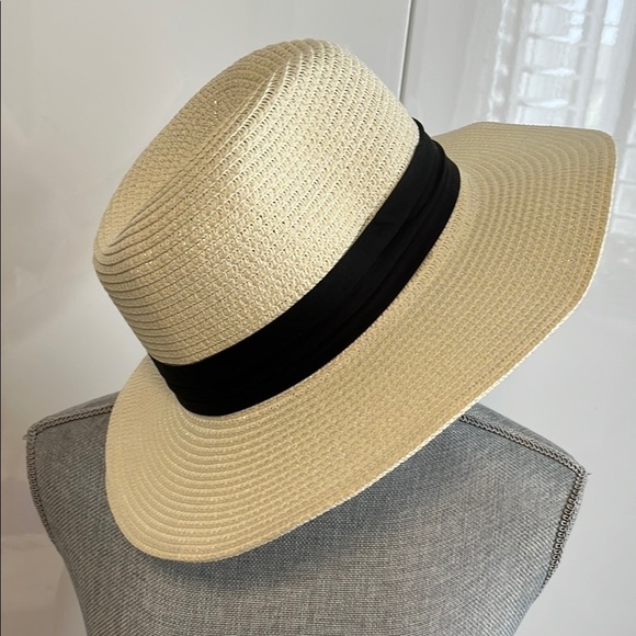 NWOT Cream Straw Sun Hat with Black Band - Picture 4 of 6